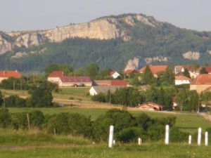 La roche de Hautepierre domine la vallée de la Loue